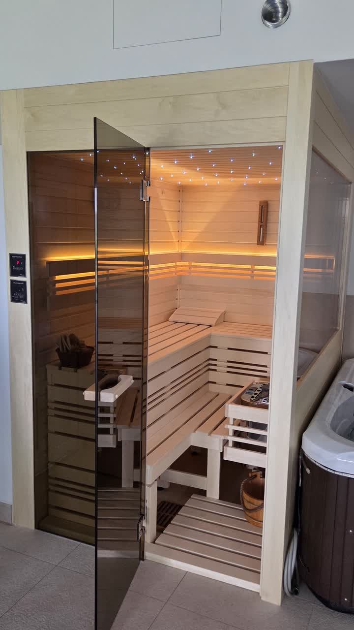 Původní fotka realizace: sauna s otevřenými dveřmi a hvězdným stropem