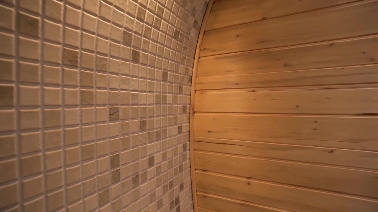 Záběr z videa: domácí sauna s kamny a osvětlením v klenutém sklepě