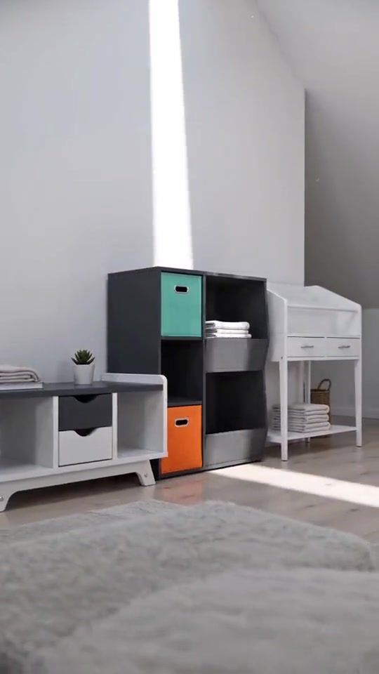 Záběr z videa: úložný regál s barevnými boxy v pokoji